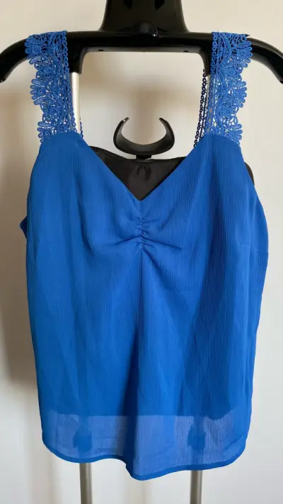 Blusa azul con tirantes de encaje - miniatura 1