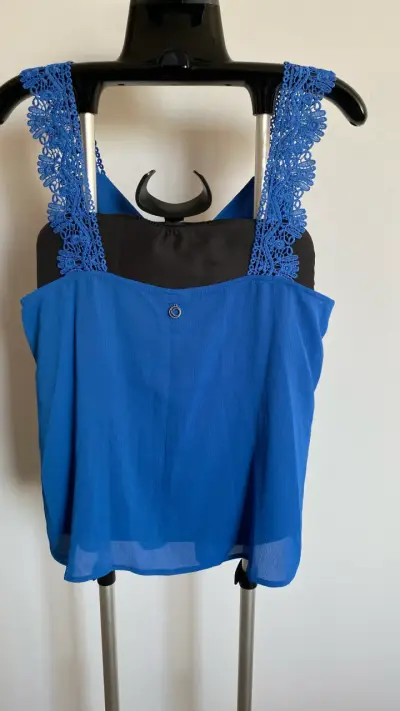 Blusa azul con tirantes de encaje - miniatura 2