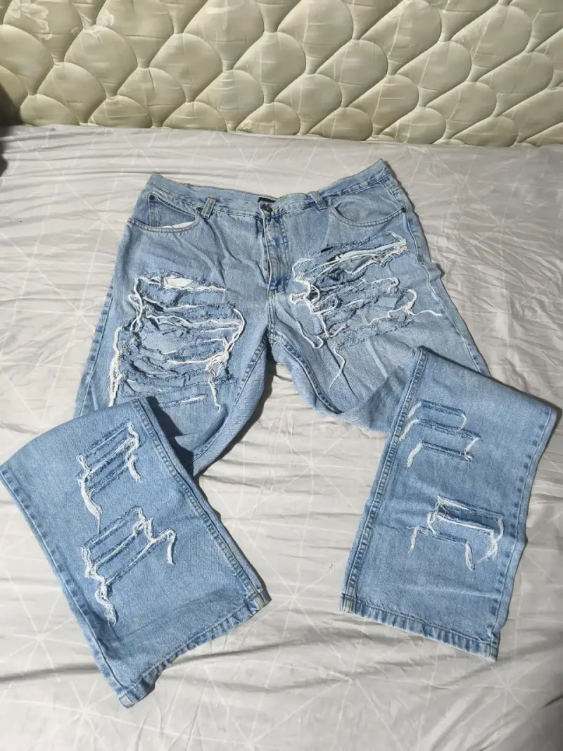 Jeans rasgados de mezclilla azul claro - 1