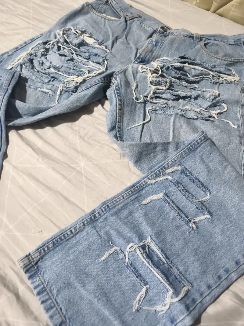 Jeans rasgados de mezclilla azul claro - 2