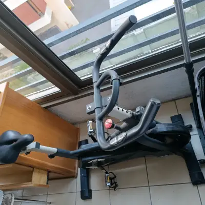 Bicicleta estática de ejercicio para interiores - miniatura 1