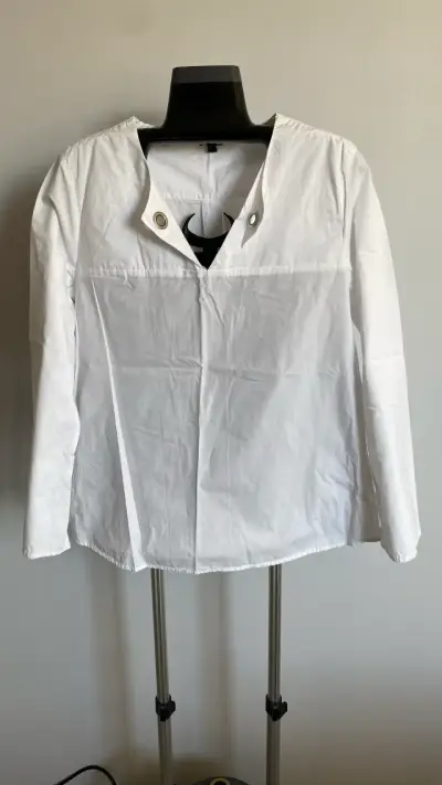 Blusa Blanca Cacharel con Detalles Metálicos - miniatura 1