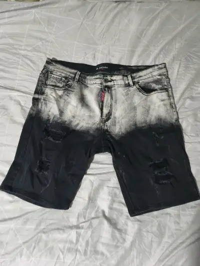 Bermudas de mezclilla desgastadas para hombre - miniatura 1