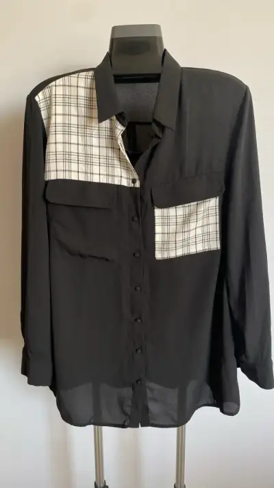 Camisa negra con diseño a cuadros para mujer - miniatura 1