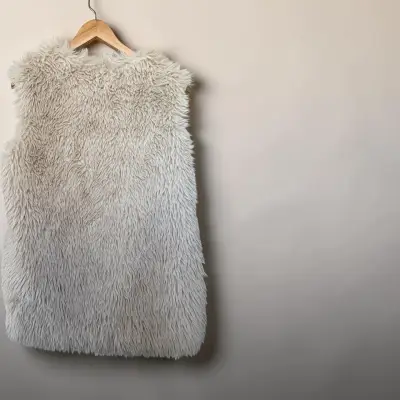 Chaleco de piel sintética beige para mujer - miniatura 2