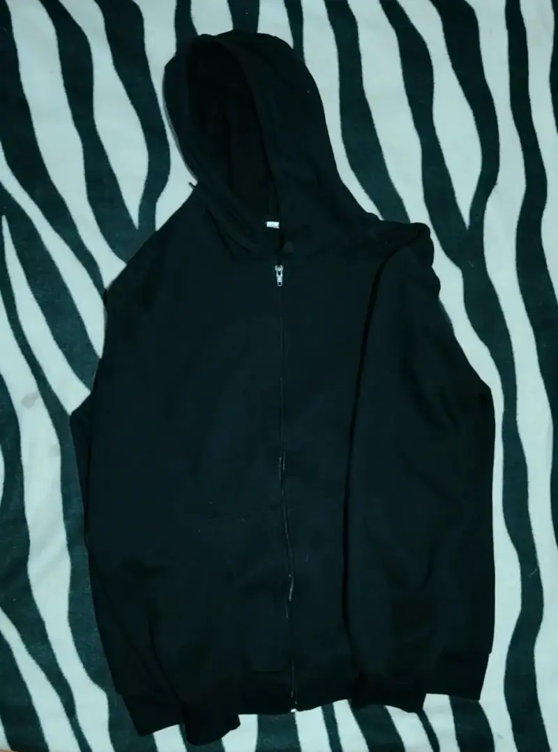 Polerón negro con capucha unisex - 2