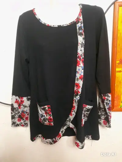 Polera larga con diseño floral en negro y rojo - miniatura 1