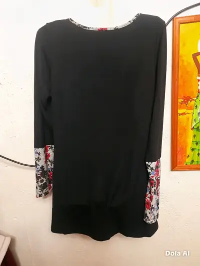 Polera larga con diseño floral en negro y rojo - miniatura 3