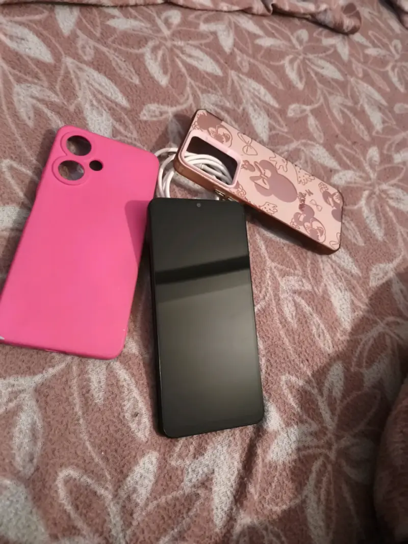 Smartphone con funda y cargador