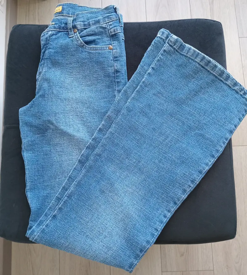 Jeans acampanados de mezclilla azul para mujer - 1
