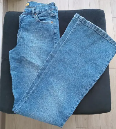 Jeans acampanados de mezclilla azul para mujer - miniatura 1