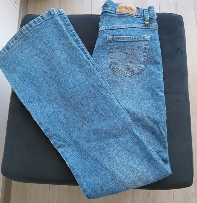 Jeans acampanados de mezclilla azul para mujer - miniatura 2