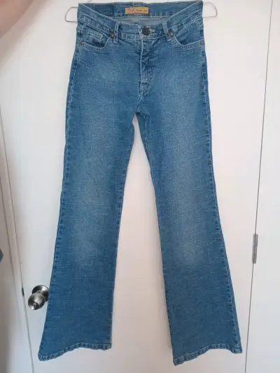 Jeans acampanados de mezclilla azul para mujer - miniatura 3