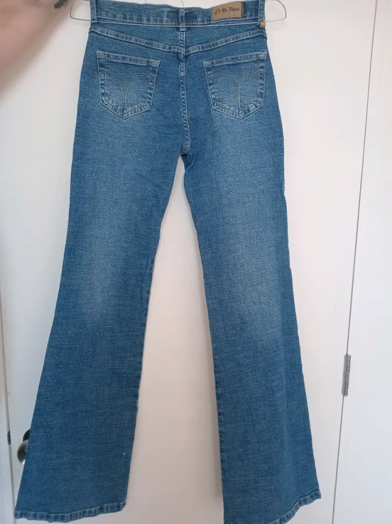 Jeans acampanados de mezclilla azul para mujer - 4