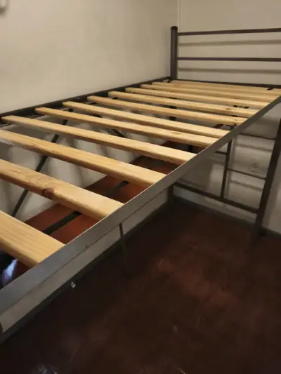 Cama alta con escritorio de metal y ma - miniatura 1