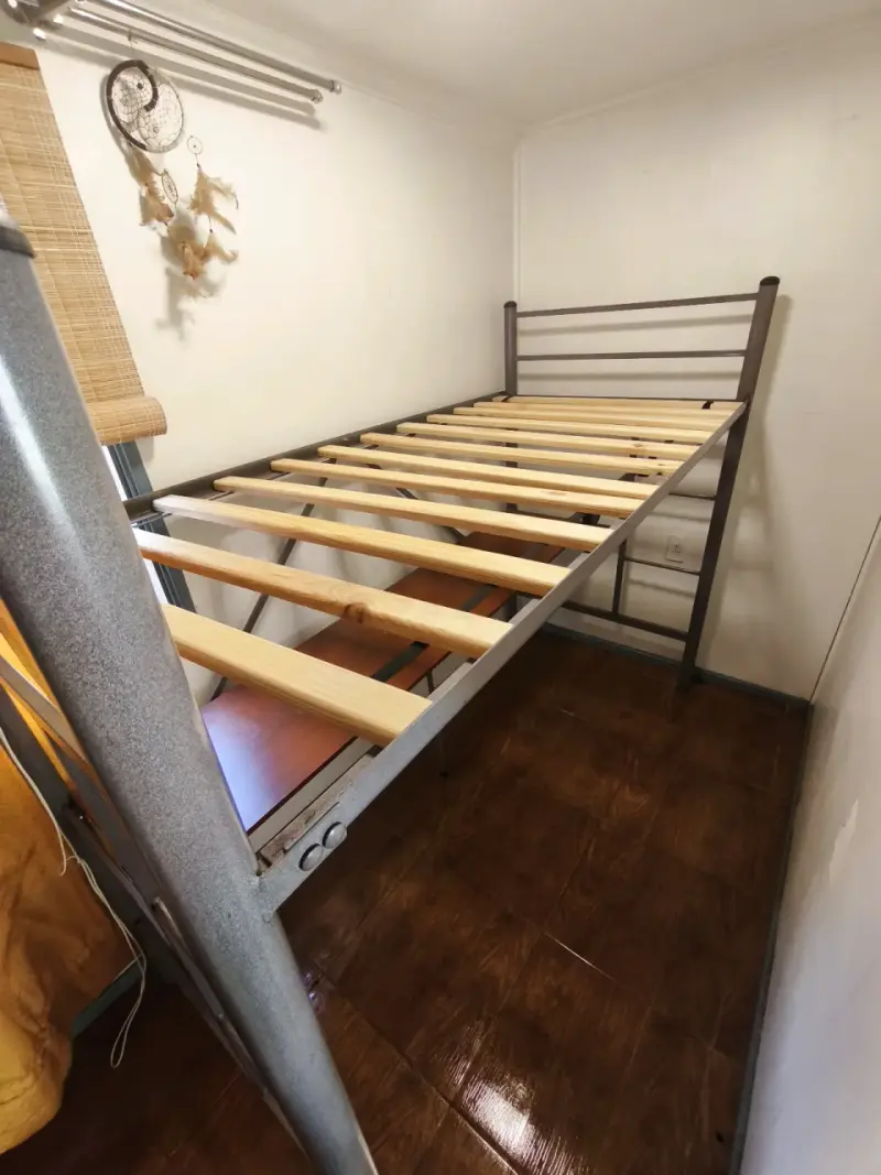 Cama alta con escritorio de metal y ma - 3
