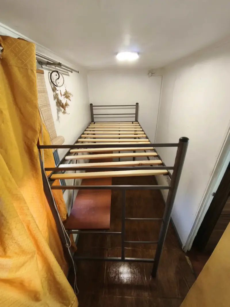 Cama alta con escritorio de metal y ma - 4