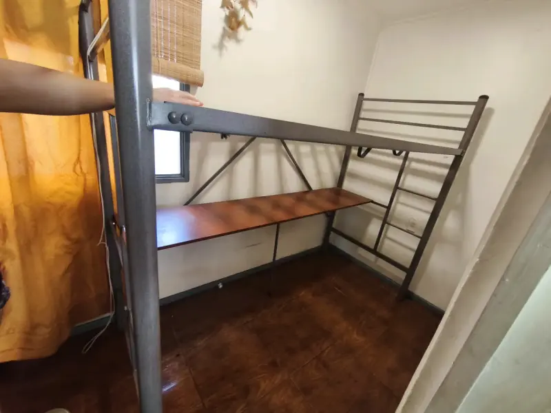 Cama alta con escritorio de metal y ma - 5