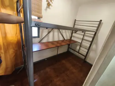 Cama alta con escritorio de metal y ma - miniatura 5