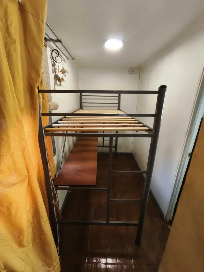 Cama alta con escritorio de metal y ma - 6