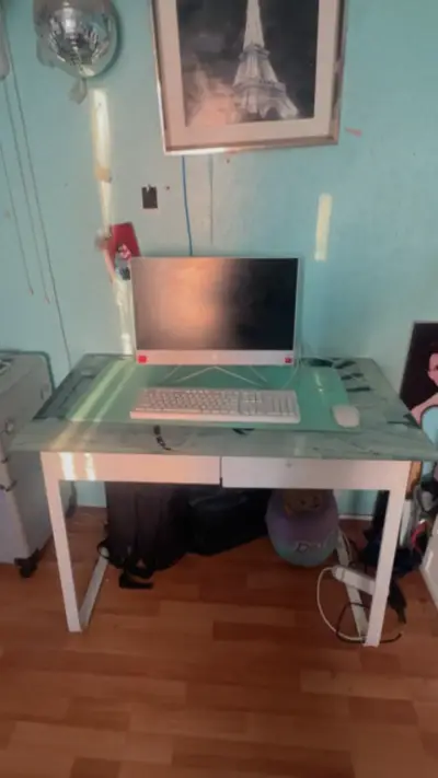 Escritorio de vidrio con diseño moderno - miniatura 1