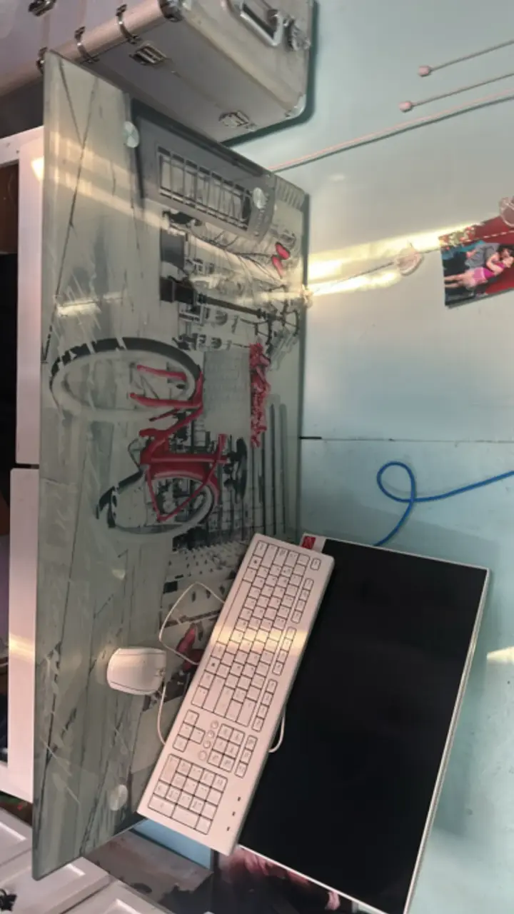 Escritorio de vidrio con diseño moderno - 2