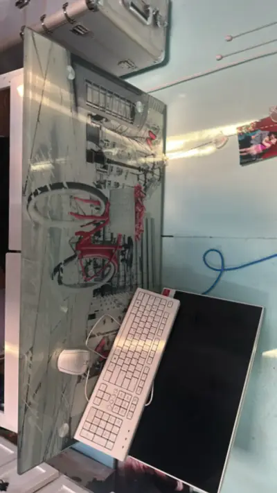 Escritorio de vidrio con diseño moderno - miniatura 2