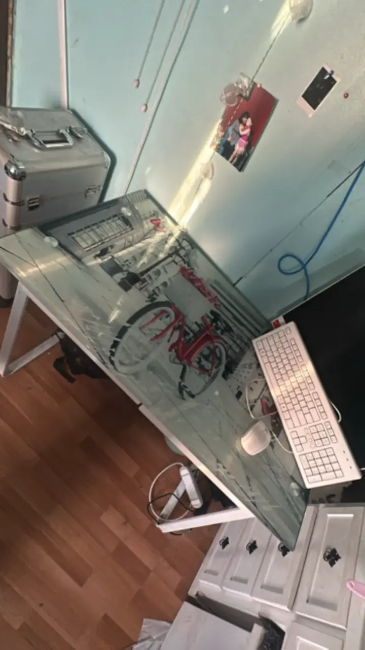 Escritorio de vidrio con diseño moderno - 3