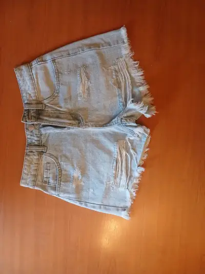 Shorts de mezclilla desgastados para mujer - miniatura 1
