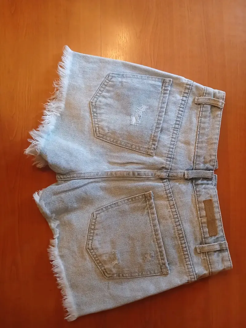 Shorts de mezclilla desgastados para mujer - 2