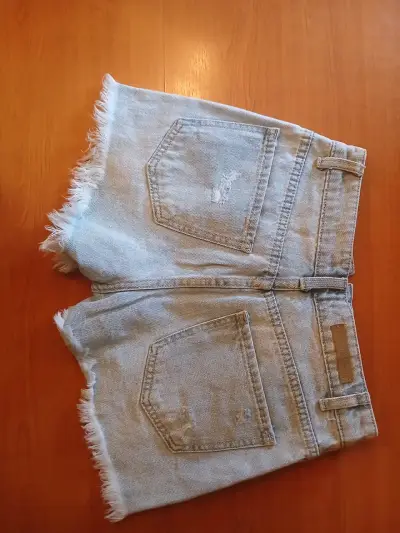 Shorts de mezclilla desgastados para mujer - miniatura 2