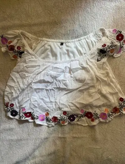 Blusa blanca con rositas - miniatura 1
