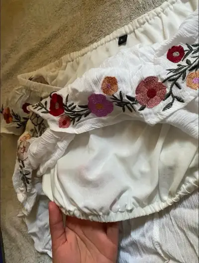 Blusa blanca con rositas - miniatura 2