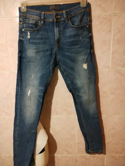 Jeans de mezclilla azul desgastados para hombre - miniatura 1