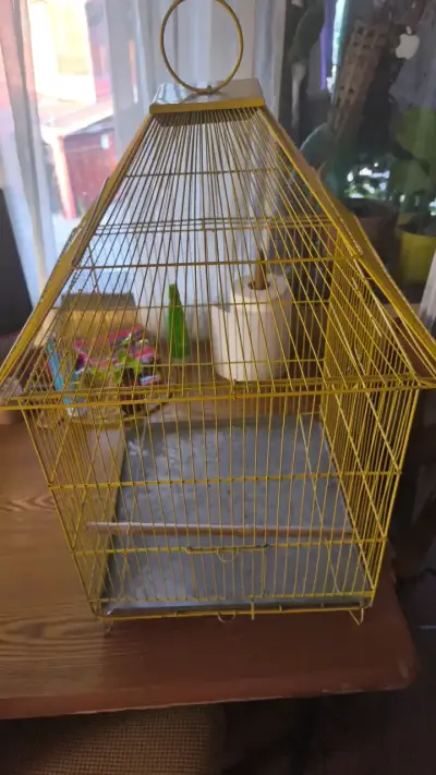 Jaula para pájaros amarilla de metal - miniatura 1