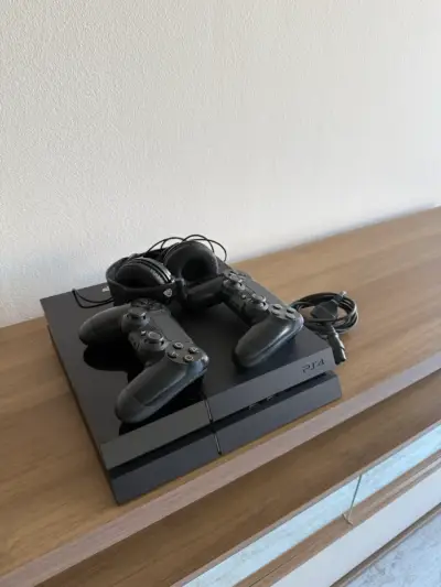 Consola PS4 Fat 500gb, dos controles y audífonos - miniatura 1