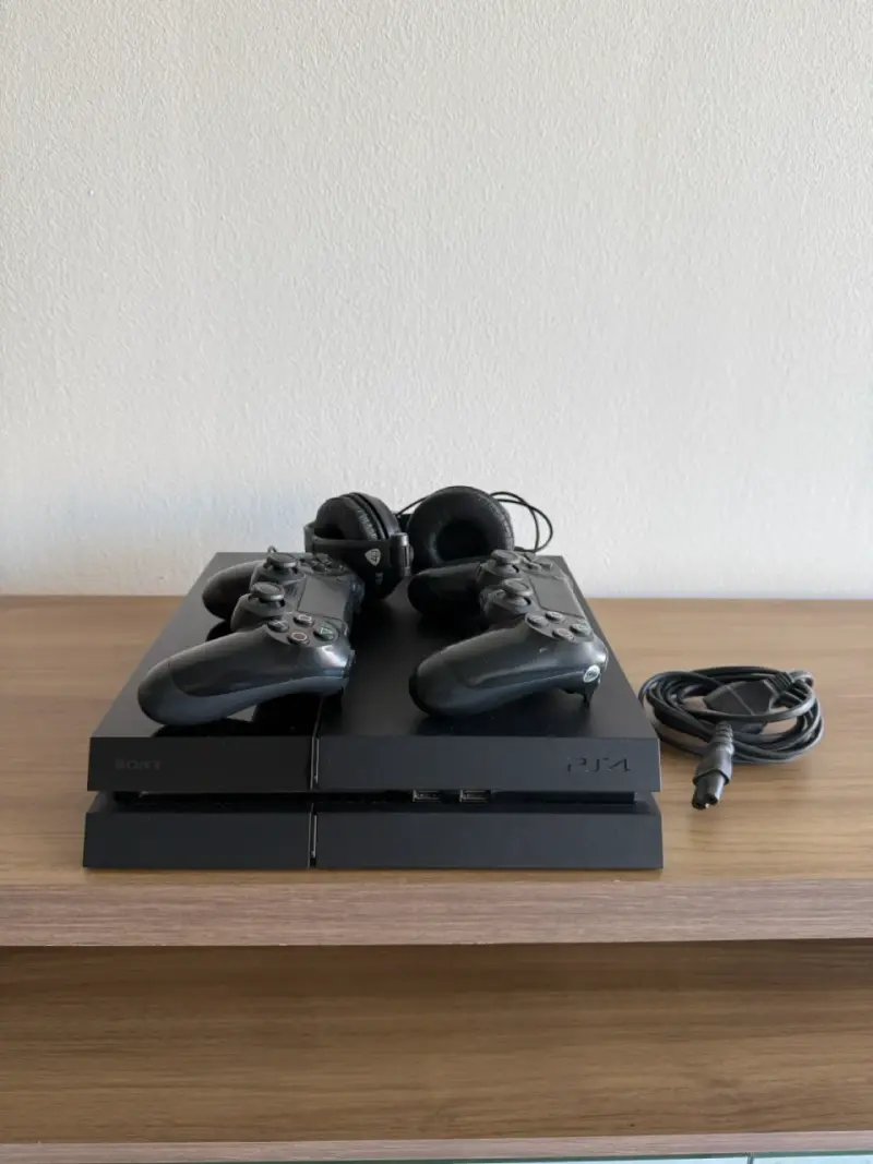 Consola PS4 Fat 500gb, dos controles y audífonos - 2