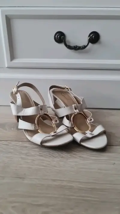 Sandalias balnca de tacón con hebilla dorada - miniatura 1