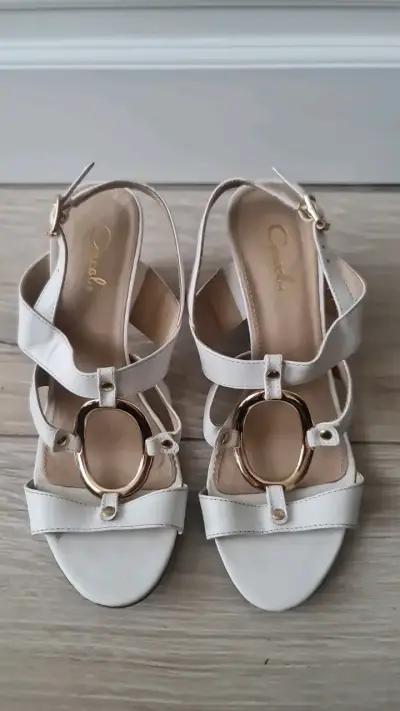 Sandalias balnca de tacón con hebilla dorada - miniatura 2