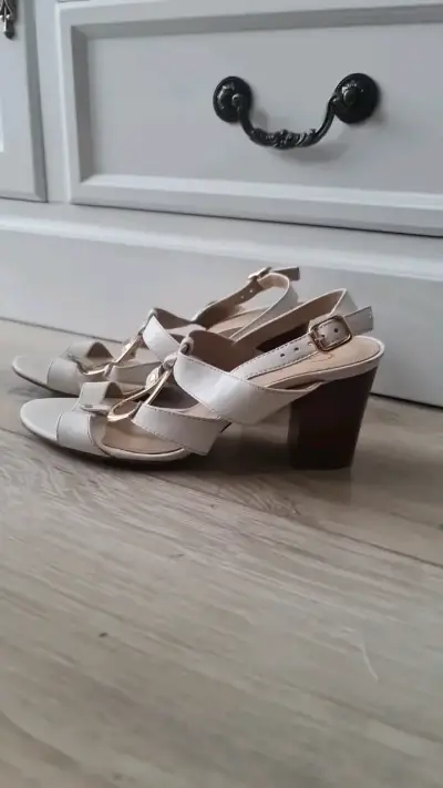 Sandalias balnca de tacón con hebilla dorada - miniatura 3