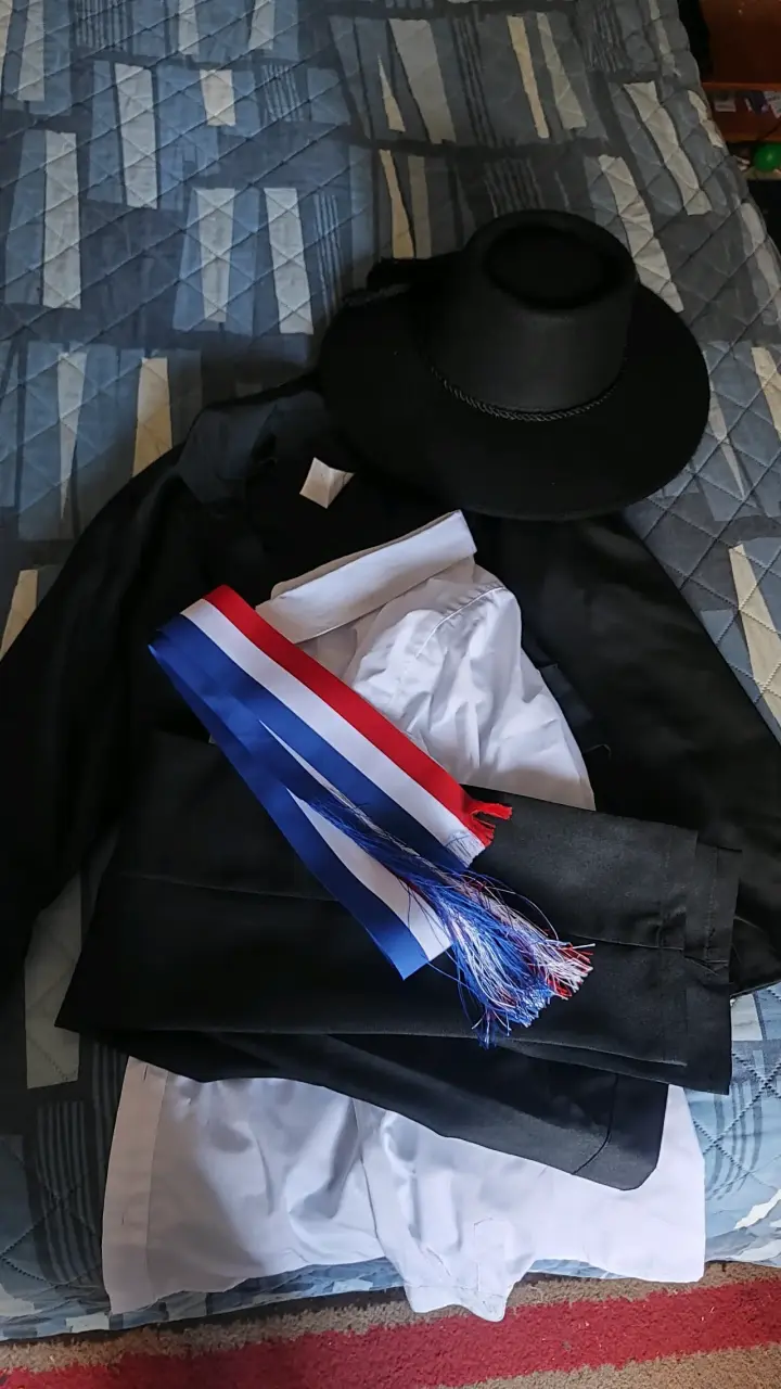 Traje de huaso chileno con sombrero y faja