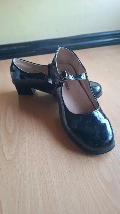 Zapatos de charol negro con hebilla para mujer - miniatura 1