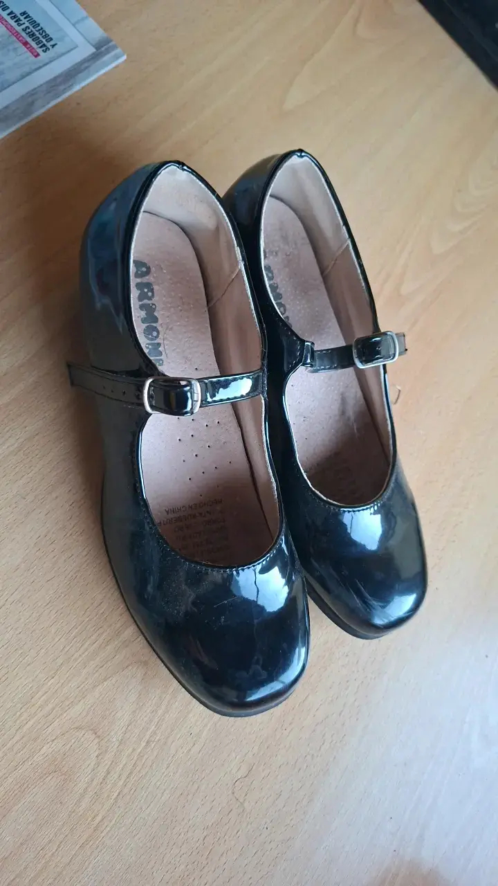 Zapatos de charol negro con hebilla para mujer - 2
