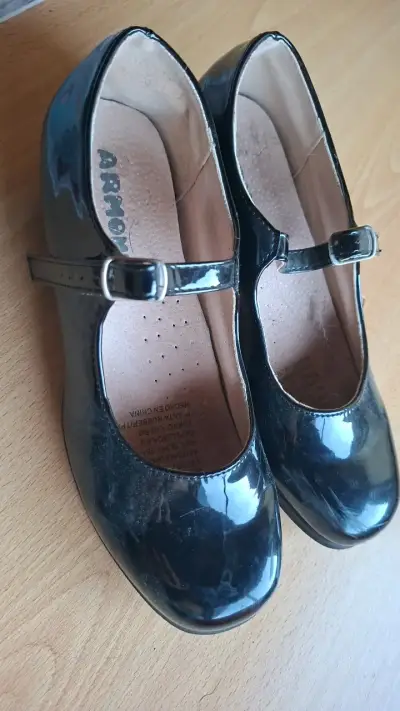 Zapatos de charol negro con hebilla para mujer - miniatura 3