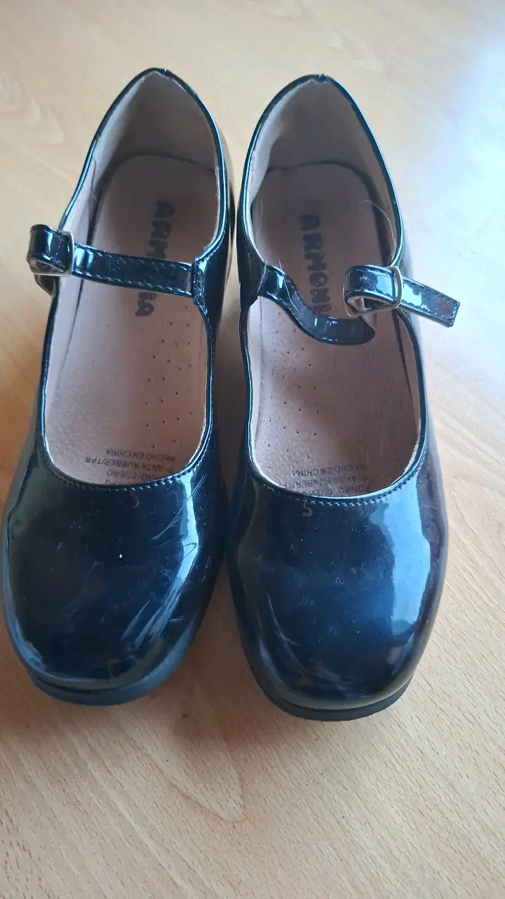 Zapatos de charol negro con hebilla para mujer - 4