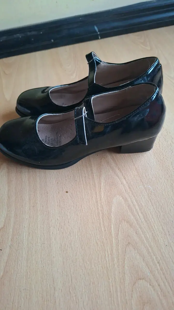 Zapatos de charol negro con hebilla para mujer - 5