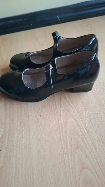 Zapatos de charol negro con hebilla para mujer - miniatura 5