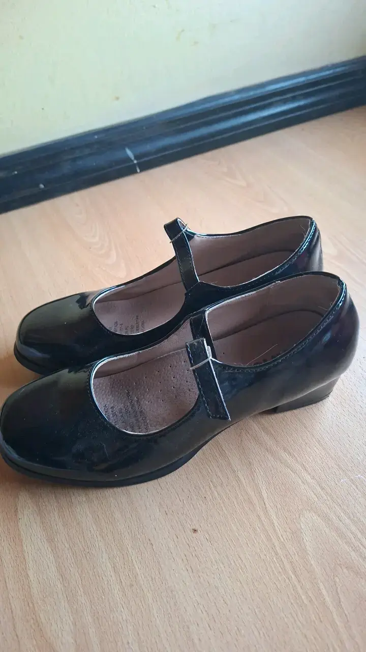 Zapatos de charol negro con hebilla para mujer - 6