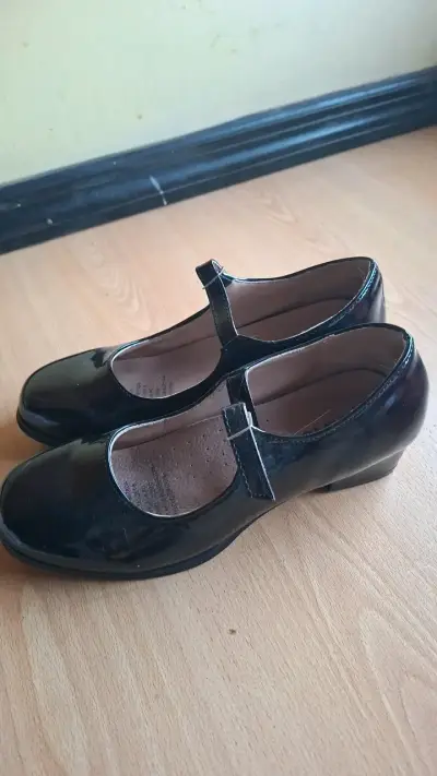 Zapatos de charol negro con hebilla para mujer - miniatura 6