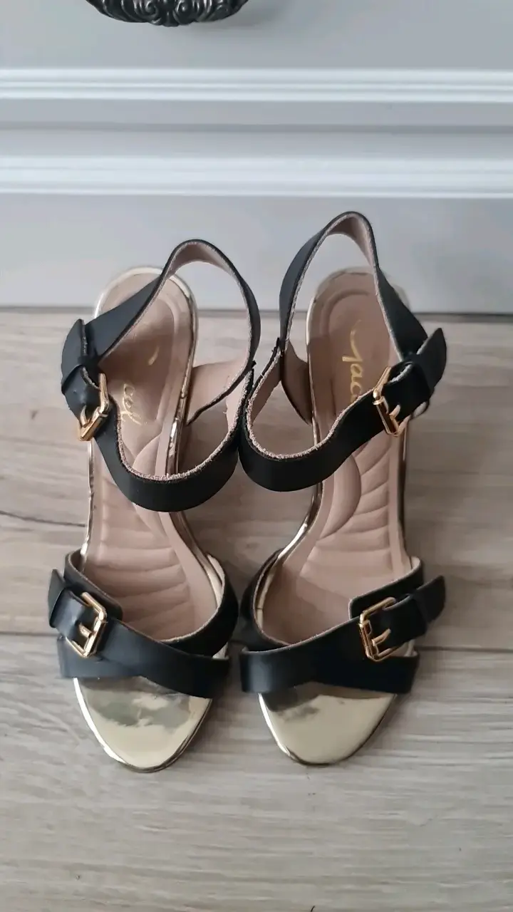 Sandalias de Cuña Negras con Hebillas Doradas - 2